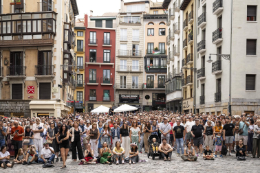 Fotos de la actuación de El Granaíno desde el balcón de la plaza consistorial de Pamplona