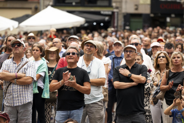 Fotos de la actuación de El Granaíno desde el balcón de la plaza consistorial de Pamplona