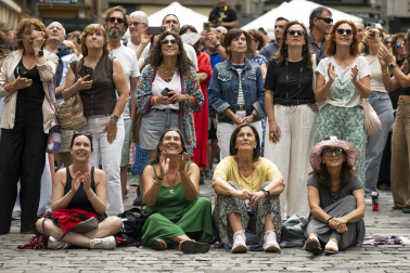 Fotos de la actuación de El Granaíno desde el balcón de la plaza consistorial de Pamplona