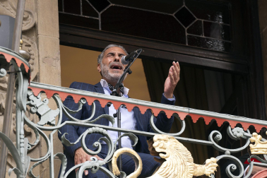 Fotos de la actuación de El Granaíno desde el balcón de la plaza consistorial de Pamplona