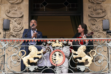 Fotos de la actuación de El Granaíno desde el balcón de la plaza consistorial de Pamplona