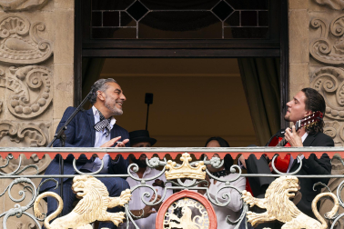 Fotos de la actuación de El Granaíno desde el balcón de la plaza consistorial de Pamplona
