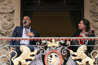 Fotos de la actuación de El Granaíno desde el balcón de la plaza consistorial de Pamplona