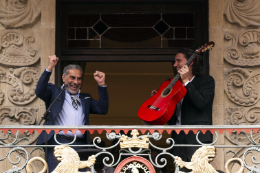 Fotos de la actuación de El Granaíno desde el balcón de la plaza consistorial de Pamplona