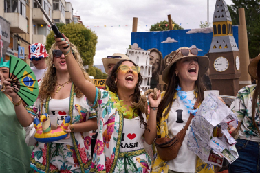 Foto del desfile de carrozas durante las fiestas de Noáin 2026