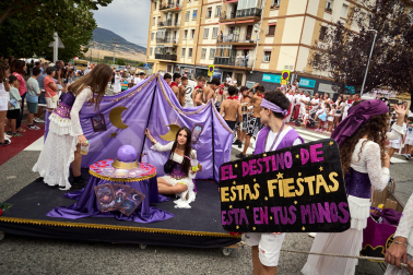 Foto del desfile de carrozas durante las fiestas de Noáin 2026