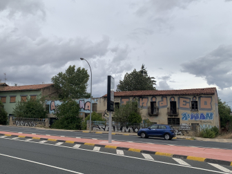 Edificio en ruinas de la avenida de Aróstegui, que está previsto derribar