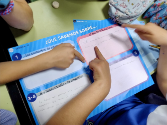 Alumnado participando en una de las dinámicas de E-tic en colegios de Navarra