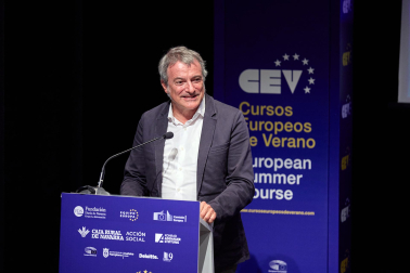 Fotos de la entrega del IV Premio Internacional Navarra Puerta de Europa en la jornada de clausura de los VIII Cursos Europeos de Verano