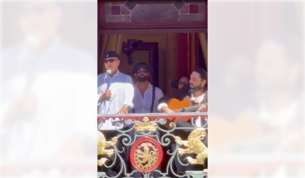 El cantaor Manuel Moreno Maya “El Pele” y el guitarrista Niño Seve, desde el balcón del Ayuntamiento en el Flamenco en los Balcones
