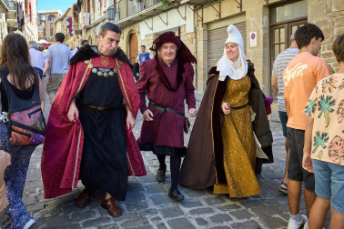 Fotos del inicio de las fiestas medievales en Artajona