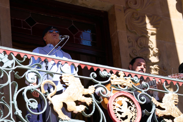 Fotos de la actuación Manuel Moreno Maya “El Pele” y Niño Seve desde el balcón del Ayuntamiento