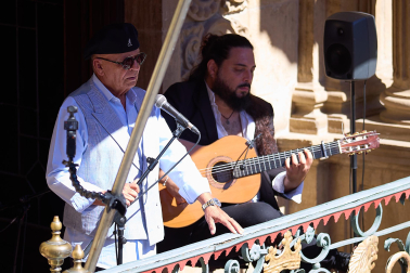 Fotos de la actuación Manuel Moreno Maya “El Pele” y Niño Seve desde el balcón del Ayuntamiento