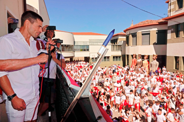 El concejal Mikel Remón Cirauqui, junto al chupinazo anunciador de las Fiestas de Milagro en honor a San Blas