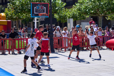 Fotos del Circuito 3x3 CaixaBank de baloncesto en la plaza del Castillo