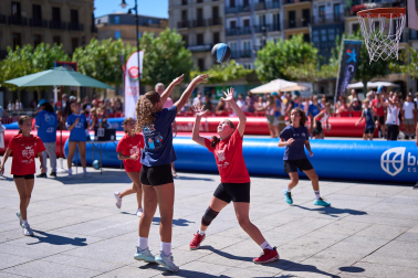 Fotos del Circuito 3x3 CaixaBank de baloncesto en la plaza del Castillo