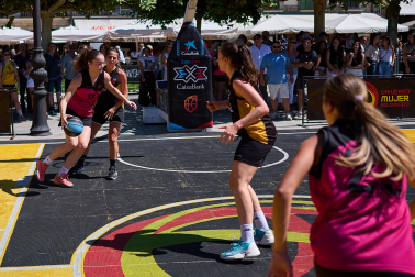 Fotos del Circuito 3x3 CaixaBank de baloncesto en la plaza del Castillo