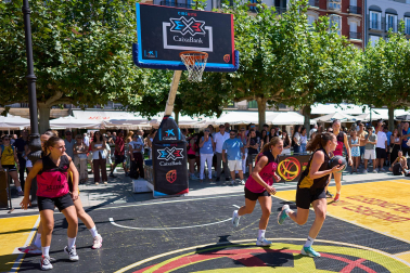 Fotos del Circuito 3x3 CaixaBank de baloncesto en la plaza del Castillo