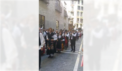 La Casa regional de Castilla y León desfila en la procesión por los 250 años del retablo de la Virgen del Camino