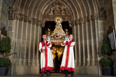 Foto de la procesión por las calles de Pamplona con motivo del 250 aniversario del retablo de la Virgen del Camino