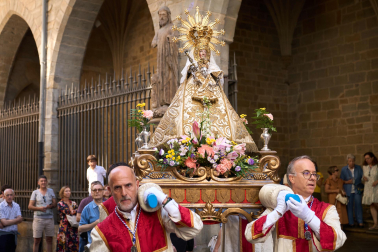 Foto de la procesión por las calles de Pamplona con motivo del 250 aniversario del retablo de la Virgen del Camino