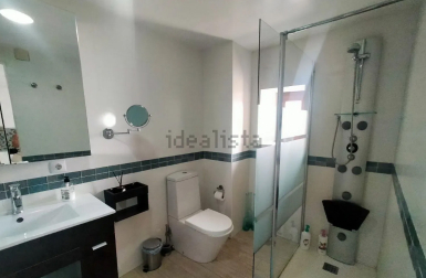 Baño con columna de ducha