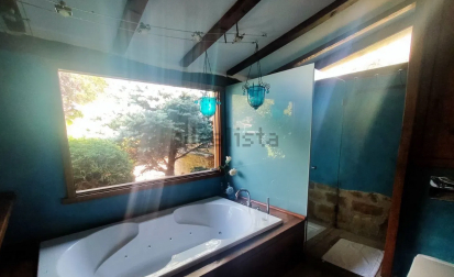 Bañera con hidromasaje en uno de los baños