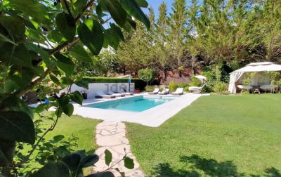 La piscina centra la atención del jardín