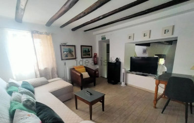 Sala de estar con chimenea