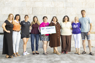 Representantes del Ayuntamiento de Eratsun y de la asociación 2zi, con el cheque de la recaudación.