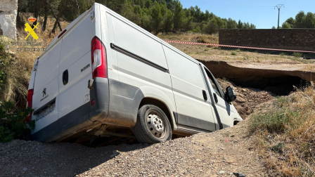 Foto de la furgoneta atrapada por un socavón en Sartaguda