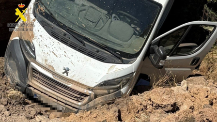 Foto de la furgoneta atrapada por un socavón en Sartaguda