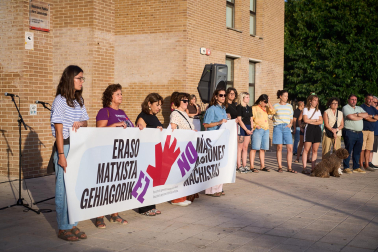 Fotos de la concentración en Zizur Mayor en repulsa a la agresión sexual sufrida por una menor durante las fiestas