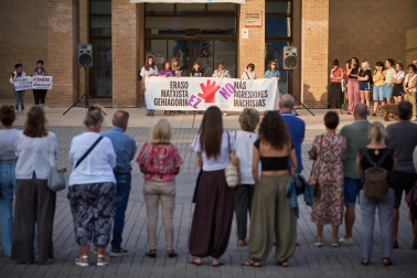 Fotos de la concentración en Zizur Mayor en repulsa a la agresión sexual sufrida por una menor durante las fiestas