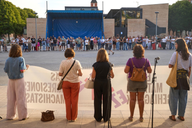 Fotos de la concentración en Zizur Mayor en repulsa a la agresión sexual sufrida por una menor durante las fiestas