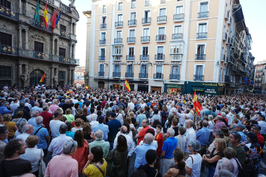 Fotos de la concentración de apoyo a Ceuta celebrada en la plaza Consistorial en Pamplona