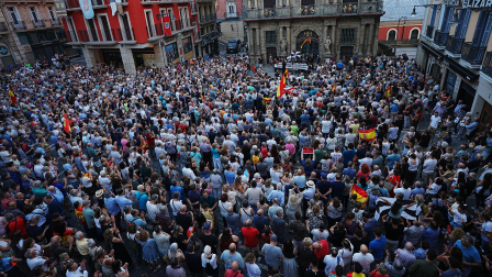 Fotos de la concentración de apoyo a Ceuta celebrada en la plaza Consistorial en Pamplona