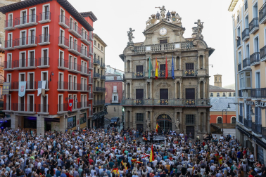 Fotos de la concentración de apoyo a Ceuta celebrada en la plaza Consistorial en Pamplona