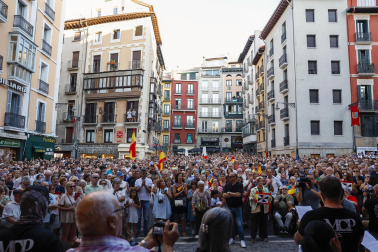 Fotos de la concentración de apoyo a Ceuta celebrada en la plaza Consistorial en Pamplona