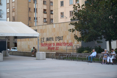 Fotos de la concentración en apoyo a Ceuta en Burlada