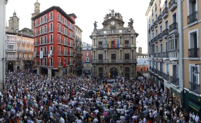 Fotos de la concentración de apoyo a Ceuta celebrada en la plaza Consistorial en Pamplona