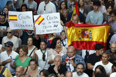 Fotos de la concentración de apoyo a Ceuta celebrada en la plaza Consistorial en Pamplona