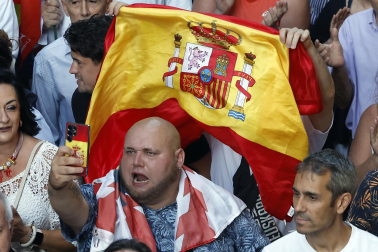 Fotos de la concentración de apoyo a Ceuta celebrada en la plaza Consistorial en Pamplona