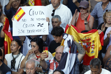 Fotos de la concentración de apoyo a Ceuta celebrada en la plaza Consistorial en Pamplona