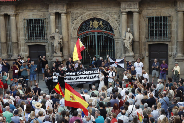 Fotos de la concentración de apoyo a Ceuta celebrada en la plaza Consistorial en Pamplona