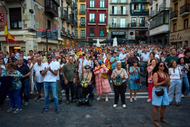 Fotos de la concentración de apoyo a Ceuta celebrada en la plaza Consistorial en Pamplona