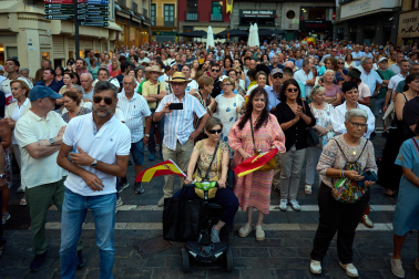 Fotos de la concentración de apoyo a Ceuta celebrada en la plaza Consistorial en Pamplona