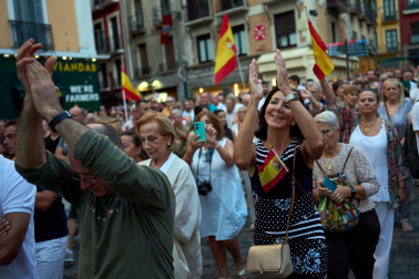 Fotos de la concentración de apoyo a Ceuta celebrada en la plaza Consistorial en Pamplona