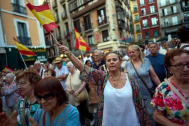 Fotos de la concentración de apoyo a Ceuta celebrada en la plaza Consistorial en Pamplona