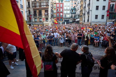 Fotos de la concentración de apoyo a Ceuta celebrada en la plaza Consistorial en Pamplona